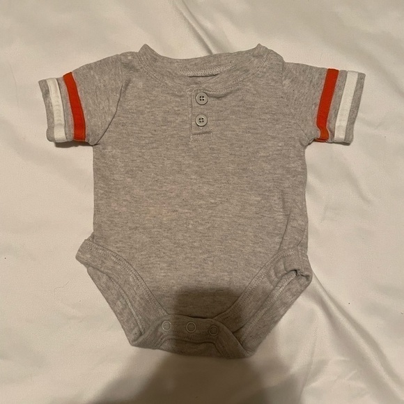 🐶🐶Carters bundle of five size newborn onesies and footies.🐶🐶 - Picture 6 of 11